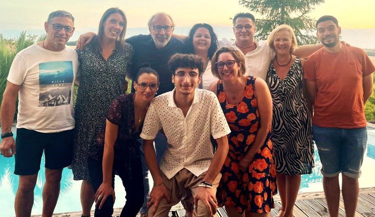 Une photo de l'équipe des bénévoles au bord d'une piscine
